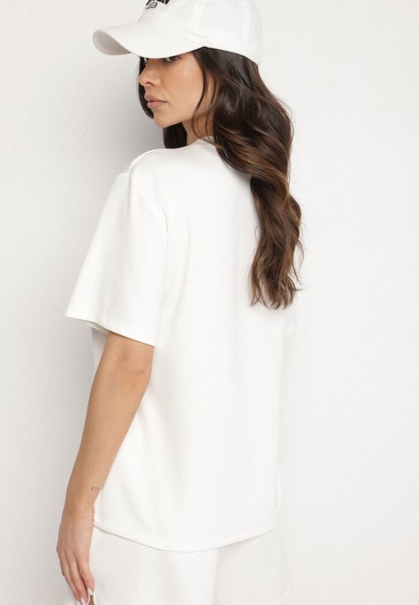 Born2be - Biały Klasyczny T-shirt o Kroju Oversize z Wiskozą Aderisa. Okazja: na co dzień. Kolor: biały. Materiał: wiskoza. Styl: klasyczny