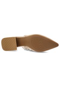 Czółenka damskie S.Barski, cholewka ze skóry naturalnej spiczasty nosek i geometryczny obcas, beżowe, CR61-3004. Kolor: beżowy. Materiał: skóra. Szerokość cholewki: normalna. Wzór: geometria. Obcas: na obcasie. Wysokość obcasa: średni #5