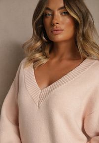 Renee - Różowy Sweter z Kaszmirem i Trójkątnym Dekoltem Plenne. Kolor: różowy. Materiał: kaszmir. Styl: klasyczny