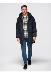 Ombre Clothing - Klasyczna długa męska kurtka typu parka – czarna V6. Typ kołnierza: kaptur. Kolor: czarny. Materiał: syntetyk, materiał. Długość: długie. Wzór: aplikacja. Styl: klasyczny