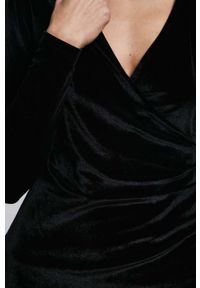 medicine - Medicine sukienka kolor czarny mini dopasowana. Kolor: czarny. Materiał: dzianina. Długość rękawa: długi rękaw. Wzór: gładki. Typ sukienki: dopasowane. Długość: mini #5