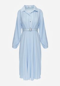 Born2be - Niebieska Sukienka Plisowana o Koszulowym Kroju z Paskiem z Klamrą Efronta. Okazja: na co dzień. Typ kołnierza: kołnierzyk klasyczny. Kolor: niebieski. Materiał: jeans. Długość rękawa: długi rękaw. Wzór: aplikacja. Typ sukienki: koszulowe. Styl: casual, elegancki, klasyczny #8