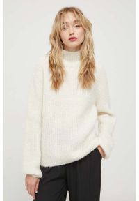 Bruuns Bazaar sweter wełniany damski kolor beżowy ciepły z półgolfem. Kolor: beżowy. Materiał: wełna