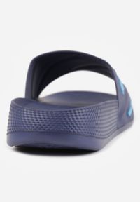 Born2be - Granatowe Klapki Basenowe na Grubej Podeszwie z Tłoczonymi Paskami i Napisem Menimisia. Okazja: na co dzień. Kolor: niebieski. Wzór: napisy. Sezon: lato. Styl: wakacyjny, casual, klasyczny, sportowy #4