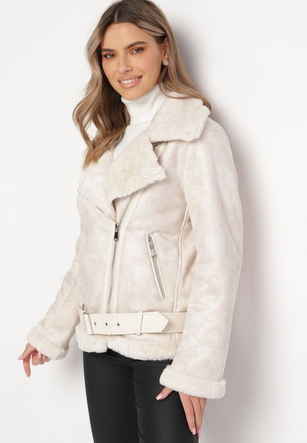 Born2be - Jasnobeżowa Kurtka Pilotka z Asymetrycznym Zapięciem i Futerkiem Simuna. Okazja: na co dzień. Kolor: beżowy. Materiał: futro. Sezon: zima, jesień. Styl: elegancki, casual, klasyczny