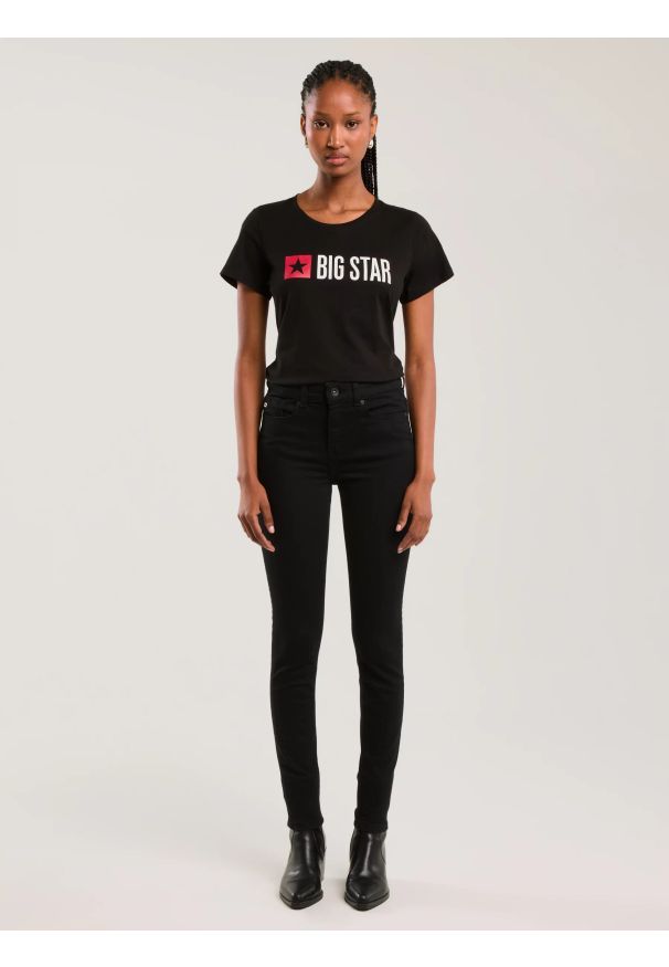 Big-Star - Koszulka damska z logo czarna Risma 906. Okazja: na co dzień. Kolor: czarny. Materiał: jeans, dzianina. Długość rękawa: krótki rękaw. Długość: krótkie. Wzór: nadruk, aplikacja. Styl: sportowy, casual