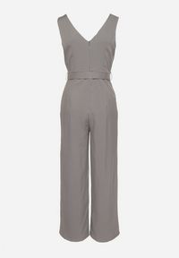 Born2be - Szary Kombinezon Taliowany z Kopertowym Dekoltem i Paskiem z Klamrą Ronivae. Okazja: na co dzień. Kolor: szary. Styl: klasyczny, casual, elegancki #5