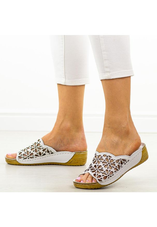 Białe ażurowe skórzane klapki damskie T.Sokolski L225. Okazja: na spacer, na co dzień. Kolor: biały. Materiał: skóra. Wzór: ażurowy. Sezon: wiosna, lato. Obcas: na koturnie. Styl: casual, klasyczny