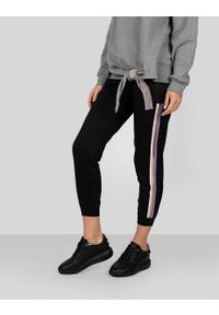 Trussardi Jeans - Trussardi Sport Spodnie | 44P00019 | Kobieta | Czarny. Okazja: na co dzień. Kolor: czarny. Materiał: bawełna. Wzór: aplikacja. Styl: sportowy