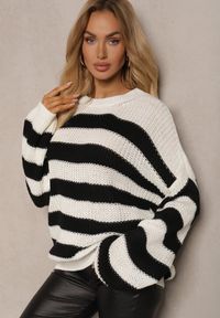 Renee - Biało-Czarny Klasyczny Sweter z Dzianiny o Grubej Włóczce w Paski Soriaa. Kolor: biały. Materiał: dzianina. Wzór: paski. Styl: klasyczny