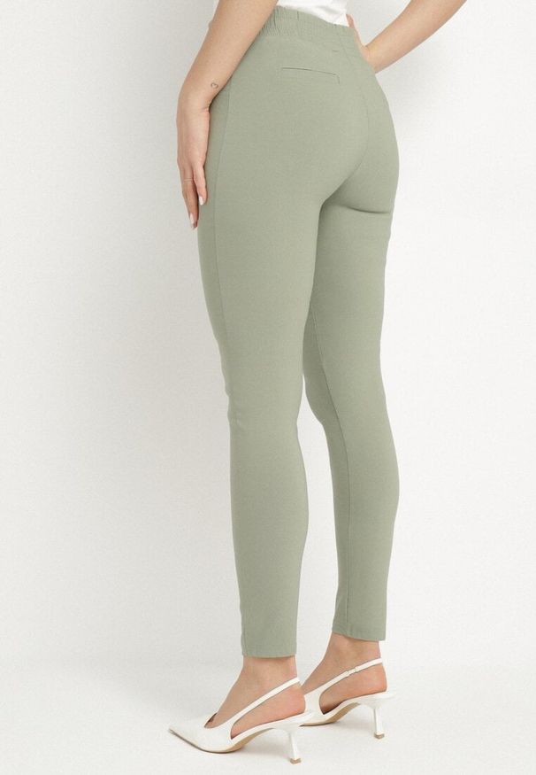 Born2be - Zielone Dopasowane Spodnie z Bawełną Wysokim Stanem i Guzikami Arrioliana. Okazja: na co dzień. Stan: podwyższony. Kolor: zielony. Materiał: bawełna. Styl: klasyczny, casual, elegancki