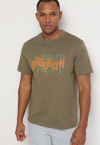 Born2be - Ciemnobeżowy T-shirt Bawełniany z Napisem Sunviera. Okazja: na co dzień. Kolor: beżowy. Materiał: bawełna. Wzór: napisy. Styl: casual