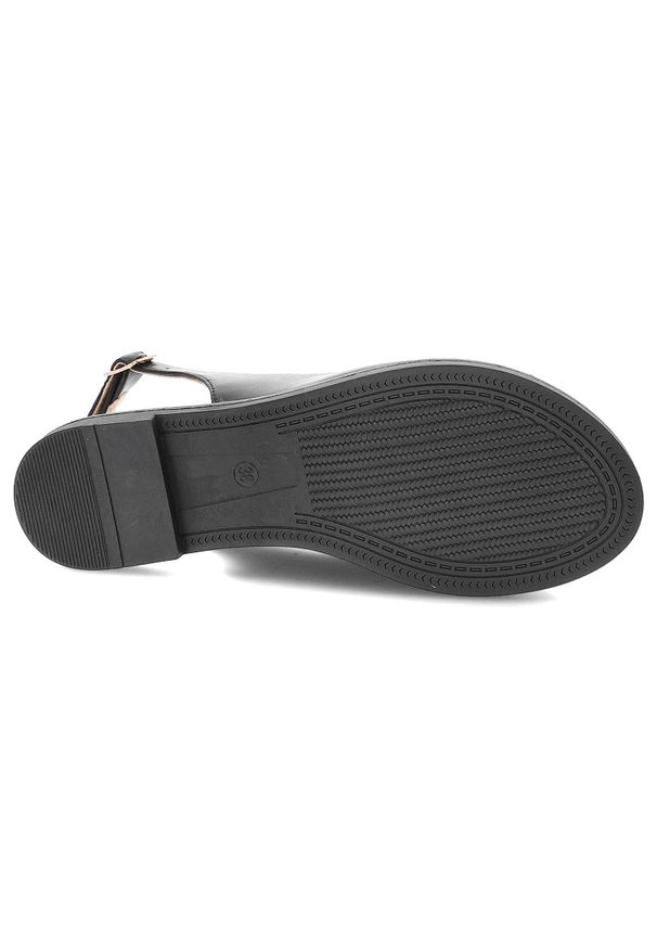 Sandały damskie Filippo, na płaskim obcasie z eko skóry z ozdobą na sprzączkę, czarne, DS6918-25-BK. Okazja: na co dzień. Nosek buta: otwarty. Zapięcie: sprzączka. Kolor: czarny. Wzór: aplikacja. Materiał: skóra. Sezon: lato. Obcas: na obcasie. Styl: wizytowy, casual, klasyczny, elegancki. Wysokość obcasa: niski