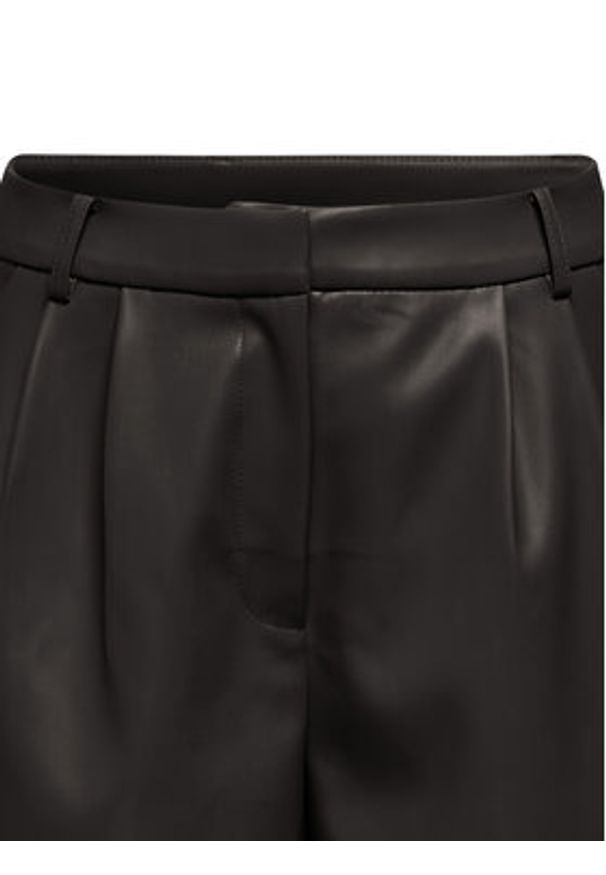 only - ONLY Szorty z imitacji skóry Saramy 15338008 Czarny Regular Fit. Kolor: czarny. Materiał: skóra