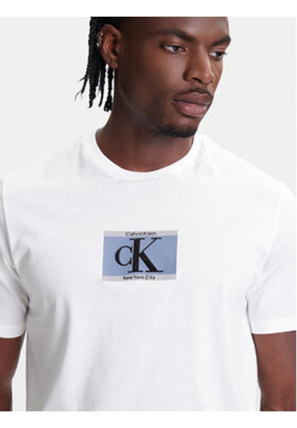 Calvin Klein T-Shirt Box Tape Graphic LV04RC854G Biały Regular Fit. Kolor: biały. Materiał: bawełna