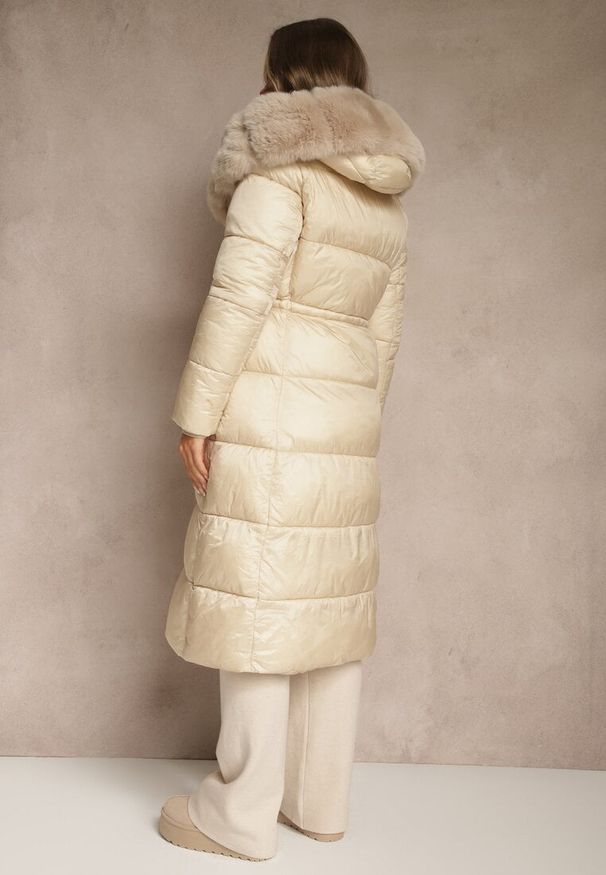 Renee - Beżowa Puchowa Kurtka Pikowana o Długim Kroju z Kapturem z Futerkiem Bavea. Okazja: na co dzień, na spacer. Typ kołnierza: kaptur. Kolor: beżowy. Materiał: puch, futro. Długość: długie. Styl: casual