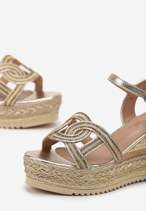 Renee - Złote Sandały Boho na Plecionym Koturnie z Platformą Bovina. Kolor: złoty. Materiał: jeans. Wzór: aplikacja, ażurowy. Obcas: na koturnie. Styl: boho