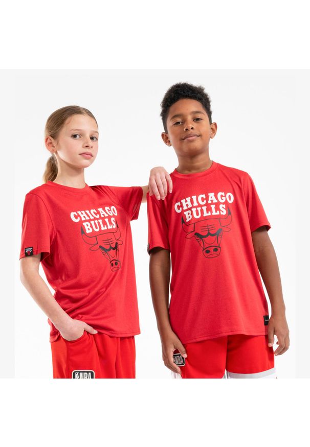 TARMAK - Koszulka do gry w koszykówkę dla dzieci Tarmak NBA Chicago Bulls TS 900. Kolor: czerwony, wielokolorowy. Materiał: poliester, materiał. Sport: koszykówka