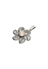 Polcarat Design - Wisiorek srebrny z perłą W 1896 Perła. Materiał: srebrne. Kolor: srebrny. Wzór: kwiaty, aplikacja. Kamień szlachetny: perła