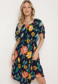 Born2be - Granatowa Bawełniana Sukienka w Kwiatowy Wzór z Wiązaniem w Talii i na Rękawach Tosmira. Okazja: na co dzień, na spacer. Kolor: niebieski. Materiał: bawełna. Wzór: kwiaty. Sezon: lato. Styl: elegancki, casual