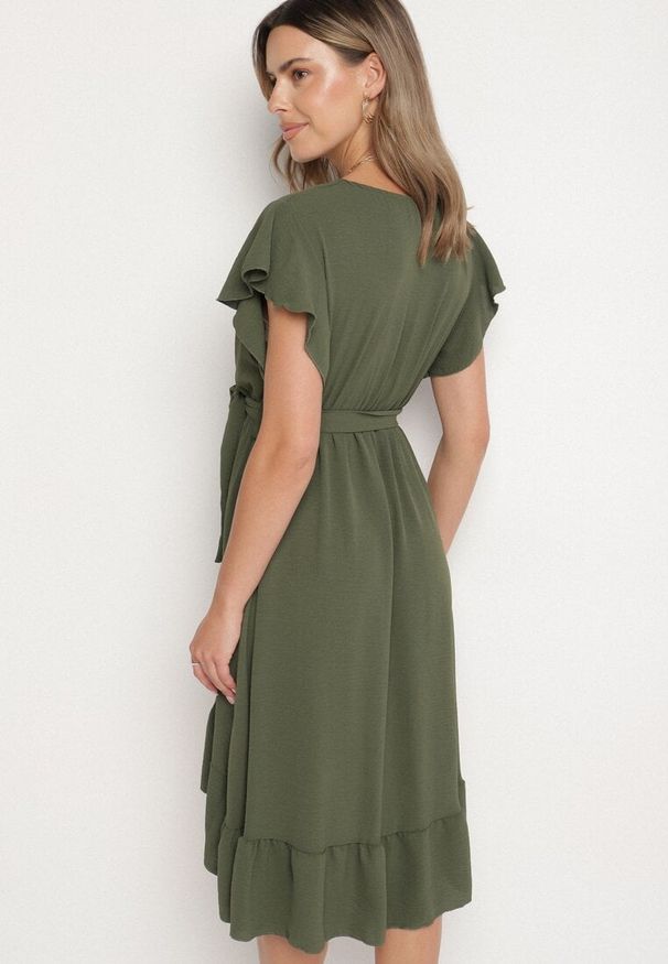 Born2be - Ciemnozielona Rozkloszowana Sukienka Ozdobiona Falbanką i Paskiem Natiellea. Okazja: na co dzień. Typ kołnierza: kołnierz z falbankami. Kolor: zielony. Wzór: aplikacja. Styl: casual