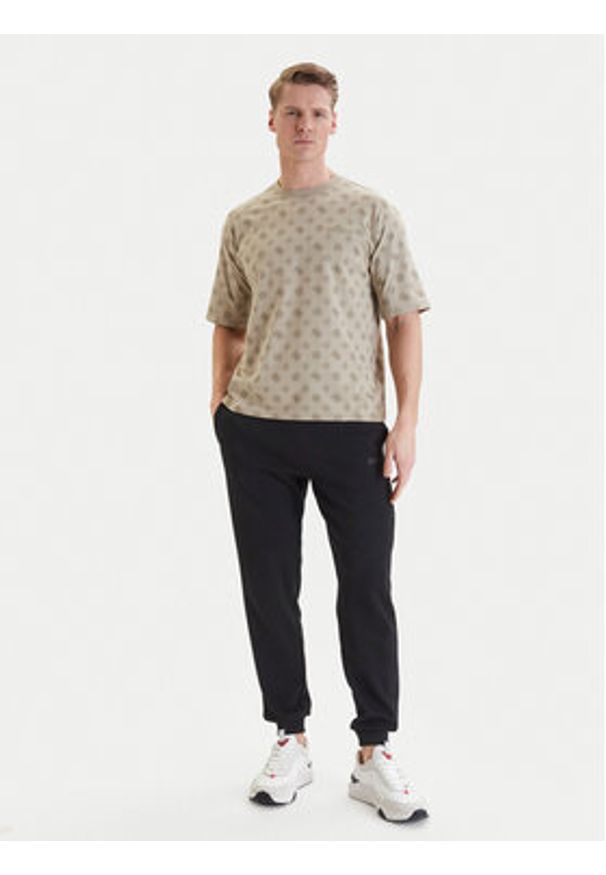 Guess T-Shirt 181498 Beżowy Classic Fit. Kolor: beżowy