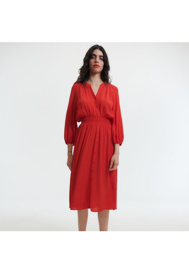 Reserved - Sukienka midi z wiskozy - Czerwony. Kolor: czerwony. Materiał: wiskoza. Długość: midi