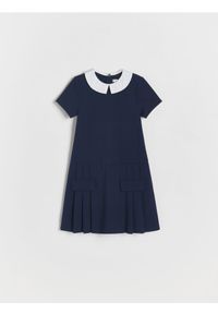 Reserved - Sukienka z plisowanym dołem - granatowy. Kolor: niebieski. Materiał: wiskoza, tkanina