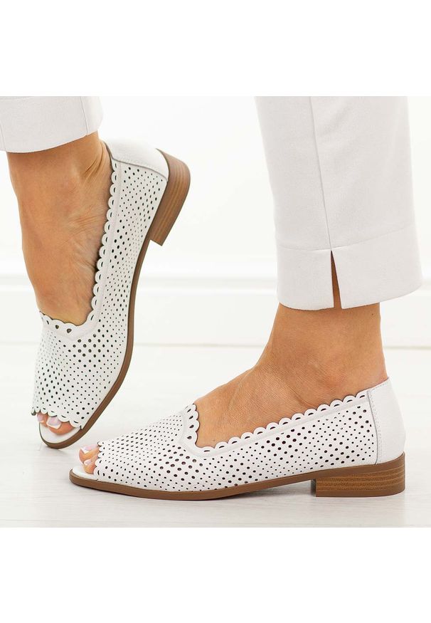 Białe ażurowe półbuty damskie Jezzi 25113-9. Okazja: na co dzień, na imprezę. Nosek buta: otwarty. Kolor: biały. Wzór: ażurowy. Materiał: skóra. Sezon: wiosna, lato. Obcas: na obcasie. Styl: casual, elegancki, klasyczny, wizytowy. Wysokość obcasa: niski