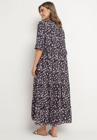Born2be - Granatowo-Różowa Bawełniana Sukienka Rozkloszowana w Drobne Kwiatki z Chwostem Orrilva. Okazja: na imprezę, na co dzień. Typ kołnierza: dekolt w łódkę. Kolor: niebieski. Materiał: bawełna. Wzór: kwiaty. Sezon: wiosna. Styl: casual, elegancki #4