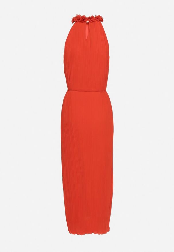 Born2be - Czerwona Sukienka z Ozdobnymi Aplikacjami i Dekoltem Halter z Materiałowym Paskiem Dimnatti. Okazja: na co dzień. Typ kołnierza: dekolt halter. Kolor: czerwony. Materiał: materiał. Wzór: aplikacja. Styl: klasyczny, casual
