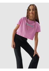 4F JUNIOR - T-shirt crop top z bawełny organicznej dziewczęcy - różowy. Okazja: na co dzień. Kolor: różowy. Materiał: bawełna. Długość rękawa: krótki rękaw. Długość: krótkie. Wzór: gładki, napisy, nadruk, ze splotem. Sezon: lato. Styl: casual, sportowy