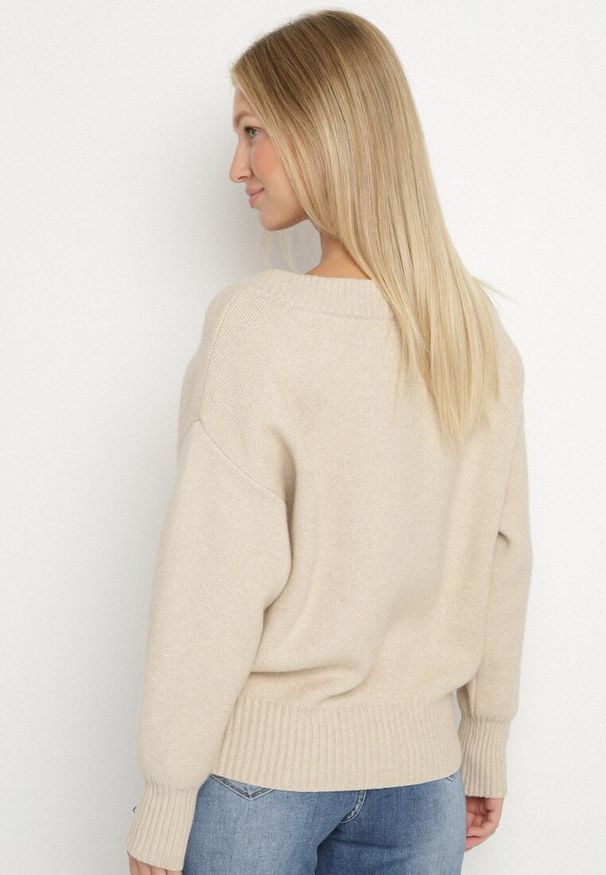 Born2be - Beżowy Sweter z Kaszmirem z Dekoltem w Serek Plenae. Okazja: na co dzień. Typ kołnierza: dekolt w serek. Kolor: beżowy. Materiał: kaszmir. Styl: klasyczny, casual, elegancki