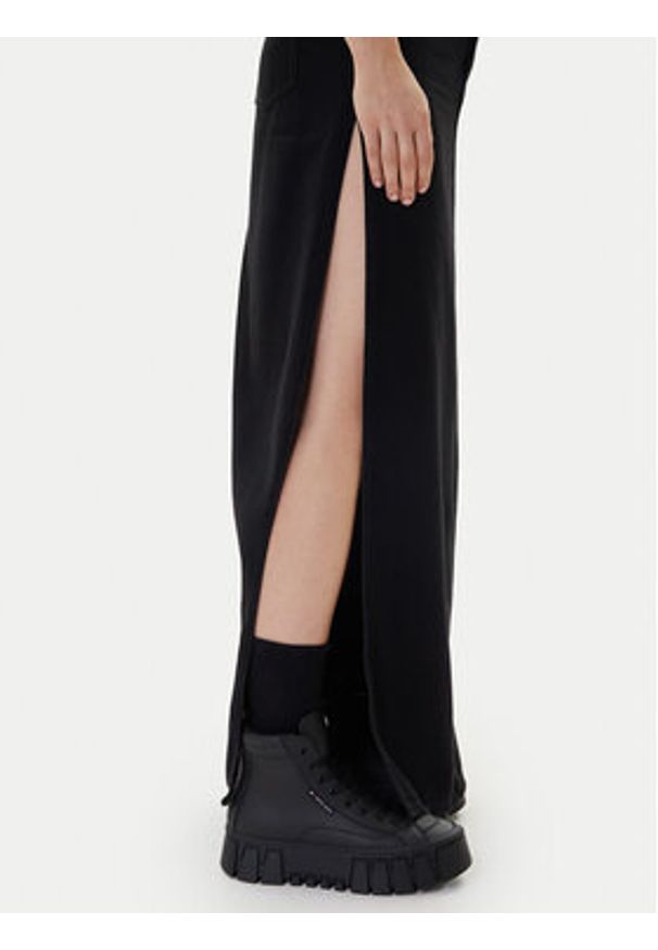 Tommy Jeans Spódnica jeansowa DW0DW22119 Czarny Regular Fit. Kolor: czarny. Materiał: bawełna