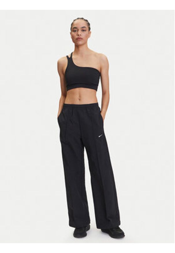 Nike Spodnie dresowe Trend FQ3588 Czarny Relaxed Fit. Kolor: czarny. Materiał: syntetyk