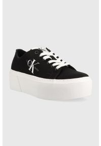 Calvin Klein Jeans tenisówki FLATFORM+ CUPSOLE LOW TXT damskie kolor czarny YW0YW01033. Kolor: czarny. Materiał: materiał, włókno, guma. Obcas: na platformie #5