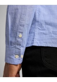 Lee - KOSZULA MATERIAŁOWA MĘSKA LEE SLIM BUTTON DOWN WASHED BLUE L66XNFLR. Typ kołnierza: button down. Materiał: materiał #6