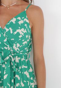 Born2be - Zielona Wiskozowa Sukienka Mini na Ramiączkach z Gumką w Pasie Bloonits. Typ kołnierza: dekolt kopertowy. Kolor: zielony. Materiał: wiskoza. Długość rękawa: na ramiączkach. Typ sukienki: kopertowe, rozkloszowane. Długość: mini #4