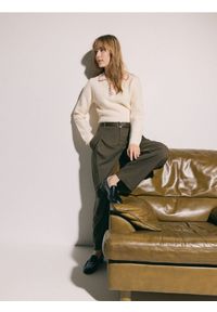 Reserved - Spodnie z paskiem - zielony. Kolor: zielony. Materiał: tkanina, wiskoza #1