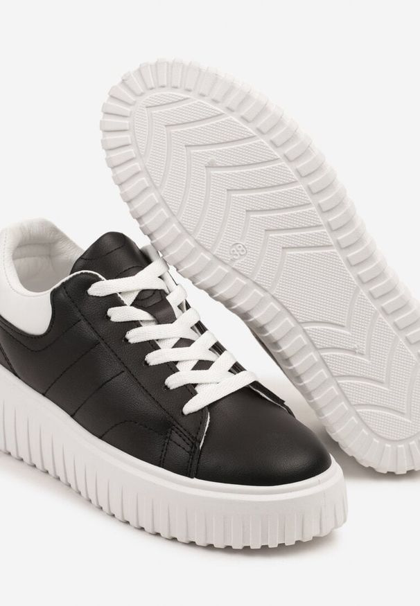 Renee - Czarno-Białe Sneakersy na Platformie Ozdobionej Tłoczonej Zdivona. Okazja: na co dzień. Zapięcie: sznurówki. Kolor: czarny. Wzór: aplikacja. Obcas: na platformie