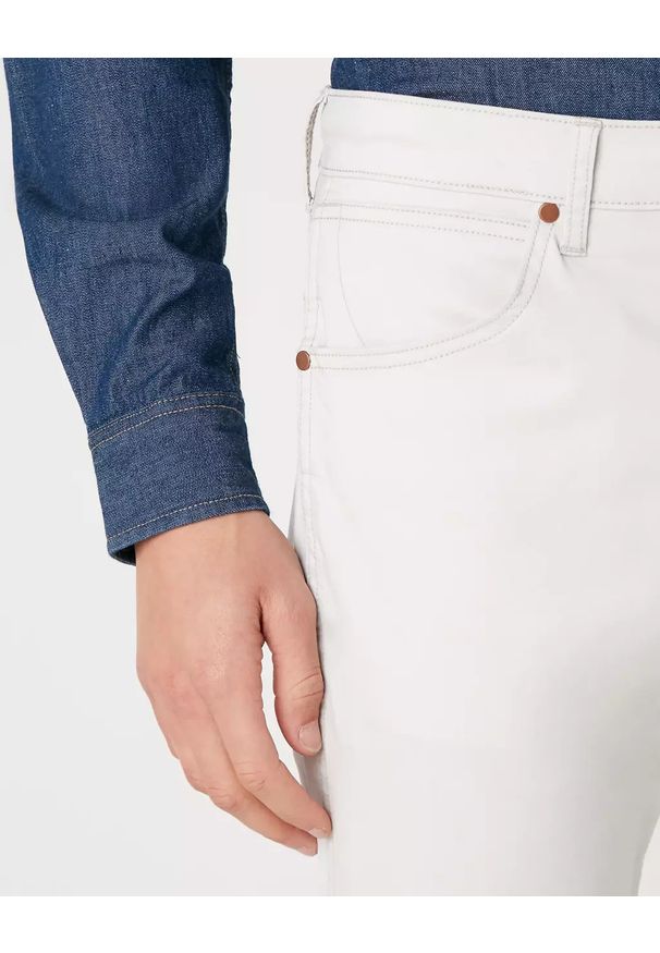 Wrangler - WRANGLER SPODNIE MĘSKIE GREENSBORO VAPOUR GREY W15QWAB26 112127118