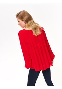 TOP SECRET - Luźna bluzka z falbaną. Kolor: czerwony. Materiał: tkanina. Długość rękawa: długi rękaw. Długość: długie. Sezon: wiosna, lato #4
