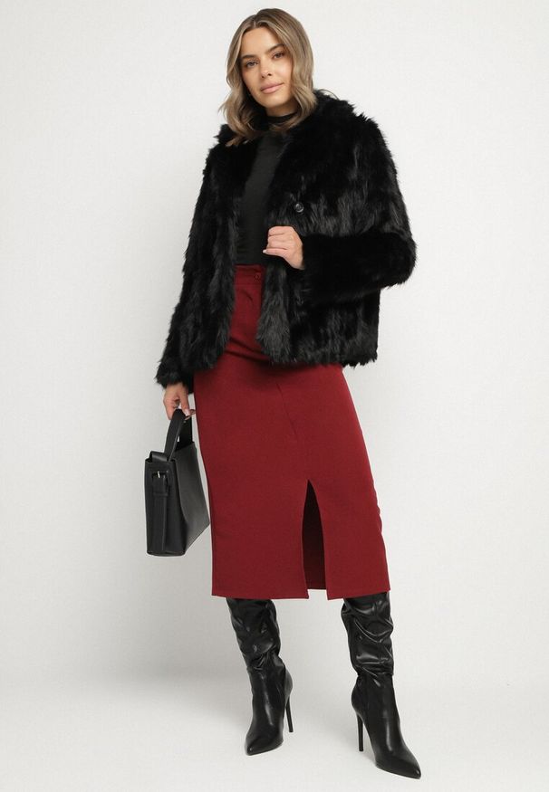 Born2be - Czarna Kurtka Futerko o Krótkim Kroju z Kołnierzem Alendrie. Okazja: na co dzień, do pracy, na spotkanie biznesowe. Kolor: czarny. Materiał: futro. Długość: krótkie. Wzór: aplikacja. Styl: biznesowy, casual, elegancki