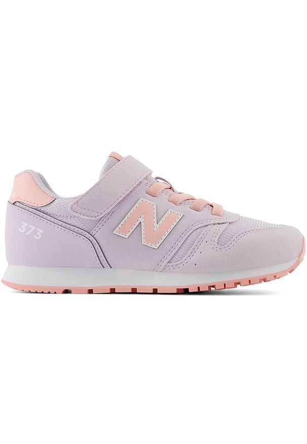 Buty dziecięce New Balance YV373AN2 – fioletowe. Okazja: na uczelnię. Zapięcie: rzepy. Kolor: fioletowy. Materiał: guma, syntetyk, materiał. Szerokość cholewki: normalna. Wzór: kolorowy. Model: New Balance 373