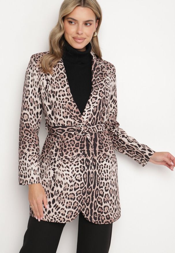 Born2be - Beżowa Niezapinana Marynarka w Panterkę z Paskiem i Poduszkami na Ramionach Letaril. Okazja: na co dzień. Kolor: beżowy. Wzór: motyw zwierzęcy. Styl: elegancki, casual, klasyczny