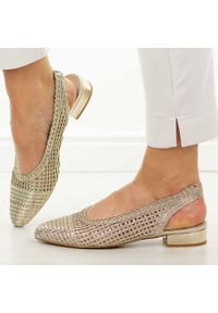 Złote przewiewne baleriny damskie T.Sokolski 147. Okazja: na co dzień, do pracy. Zapięcie: pasek. Kolor: złoty. Materiał: skóra. Sezon: wiosna, lato. Obcas: na obcasie. Styl: casual, elegancki. Wysokość obcasa: niski #1