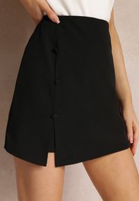 Renee - Czarne Casualowe Spódnico-Szorty High Waist Wykończone z Boku Guzikami Marisstela. Okazja: na co dzień. Stan: podwyższony. Kolor: czarny. Styl: casual