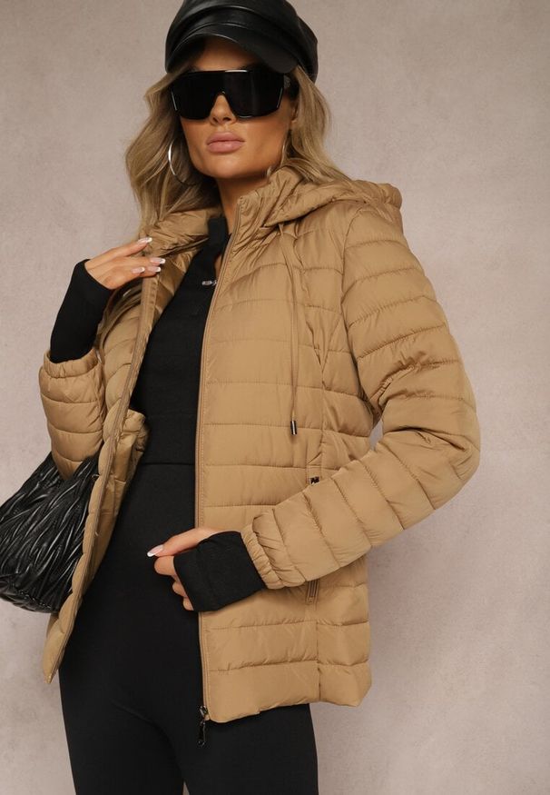 Renee - Ciemnobeżowa Kurtka Ozdobiona Pikowaniem Wykończona Sznurkami i Kapturem Mivissa. Okazja: na spacer, na co dzień. Kolor: beżowy. Materiał: jeans. Wzór: aplikacja. Styl: elegancki, casual