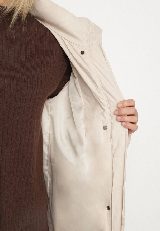 Born2be - Jasnobeżowa Długa Pikowana Kurtka z Kapturem Afarriva. Okazja: na spotkanie biznesowe, na co dzień, do pracy, na spacer. Typ kołnierza: kaptur. Kolor: beżowy. Długość: długie. Styl: biznesowy, klasyczny, casual, elegancki