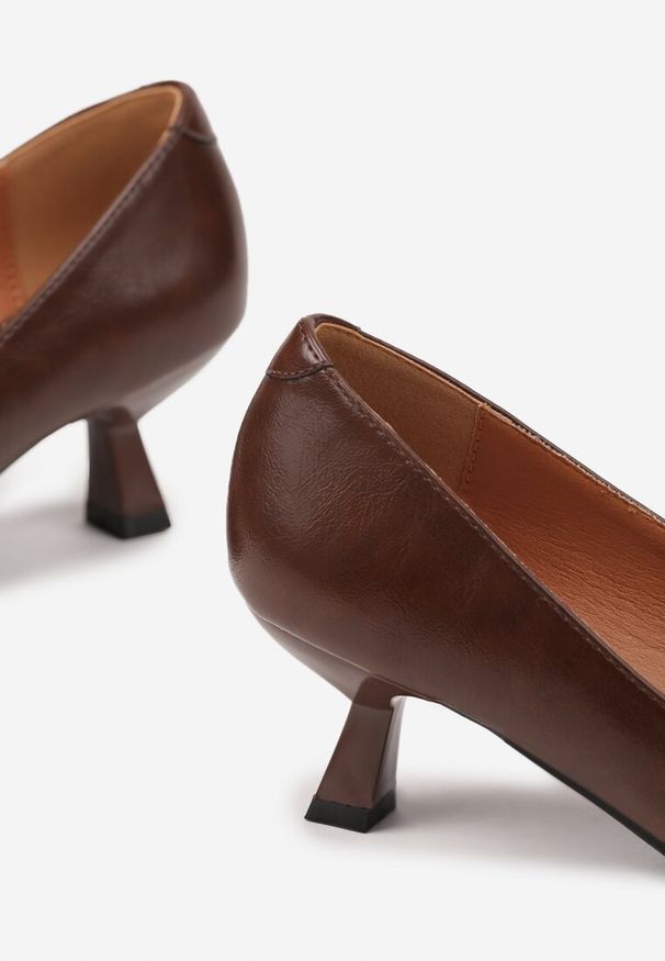 Renee - Jasnobrązowe Czółenka Vices na Kaczuszce ze Skórzaną Wkładką Elialie. Okazja: na co dzień. Kolor: brązowy. Materiał: skóra. Wzór: aplikacja. Obcas: na szpilce. Styl: casual, elegancki. Wysokość obcasa: średni